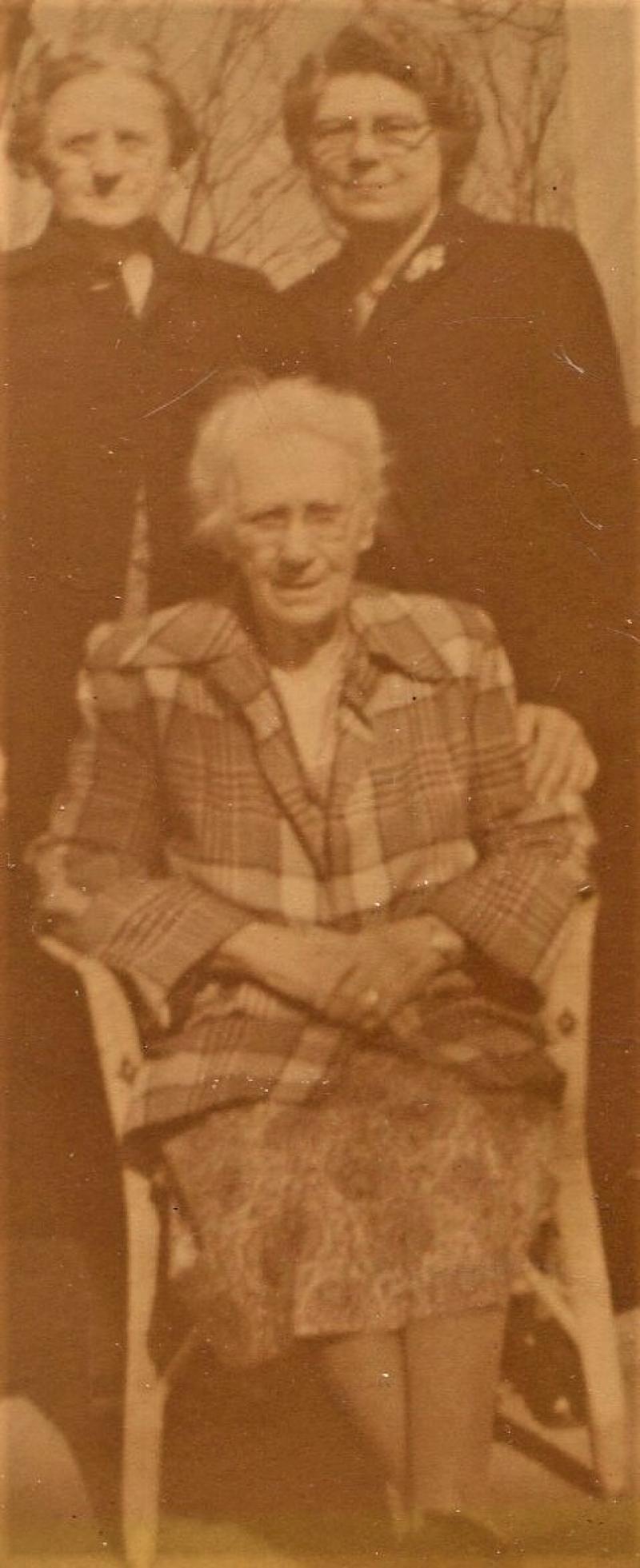 105076